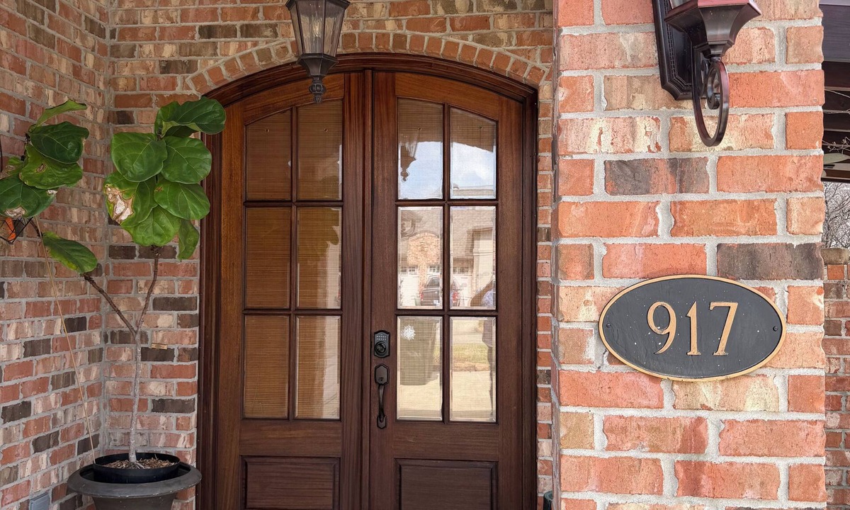 Lake Charles House | Quiet Windsor Court Retreat