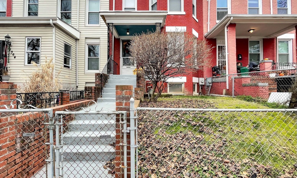 Columbia Heights House | Quirky Townhouse - Hot Tub & Parking!
