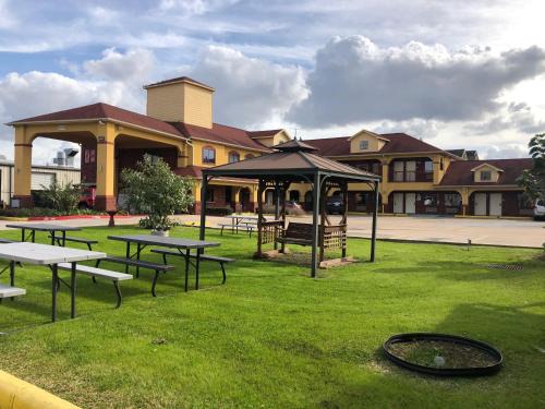Willow Meadows/Willowbend Area Hotel | Raintree Inn and Suites