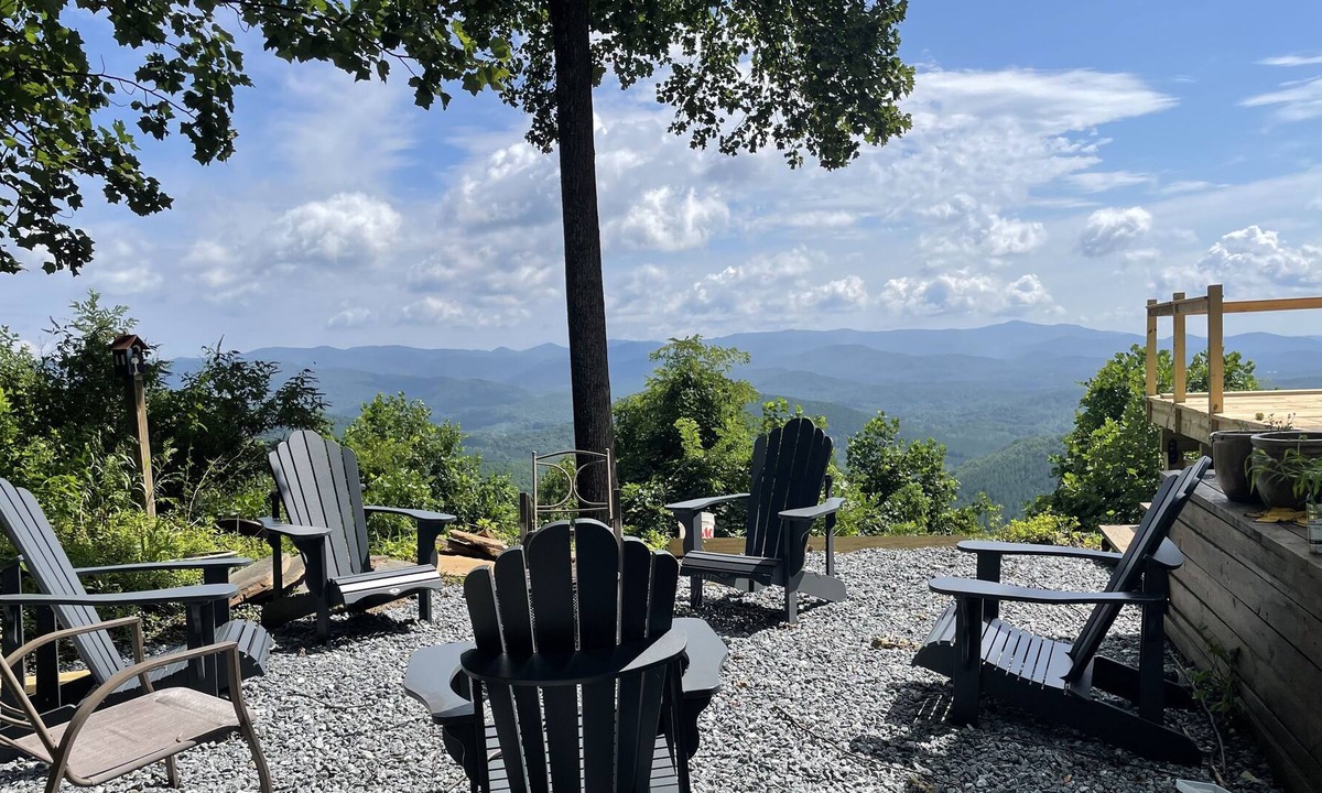 Henrietta House | Rambling Rose Creekside Retreat near Asheville and Lake Lure