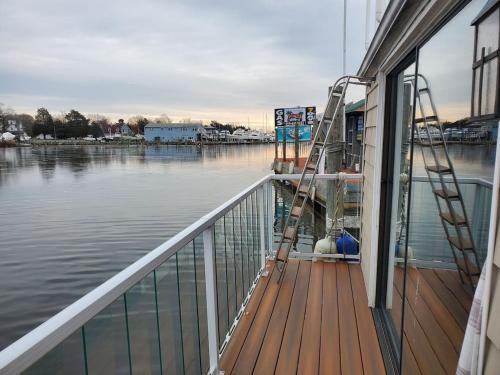 Forked River Boat Rental | Recluse Floating Waterfront Escape