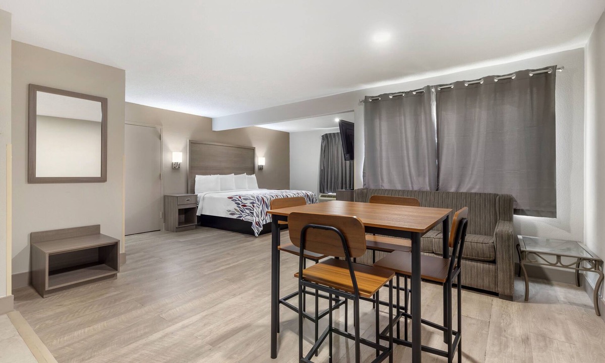 North Newport News Hotel | Red Roof Inn & Suites Newport News