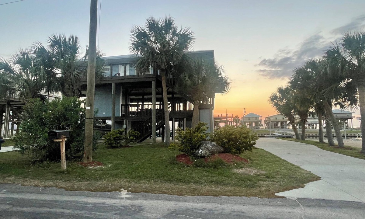 Keaton Beach House | Redfish Retreat Hot Tub Deep Water Canal front 40 ft Dock Ice Parking Pets Kayak