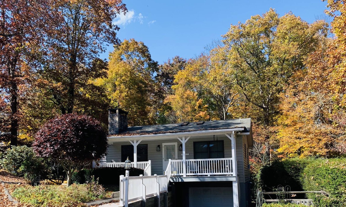 Newland Cottage | Refreshed Cozy "French Style" Cottage