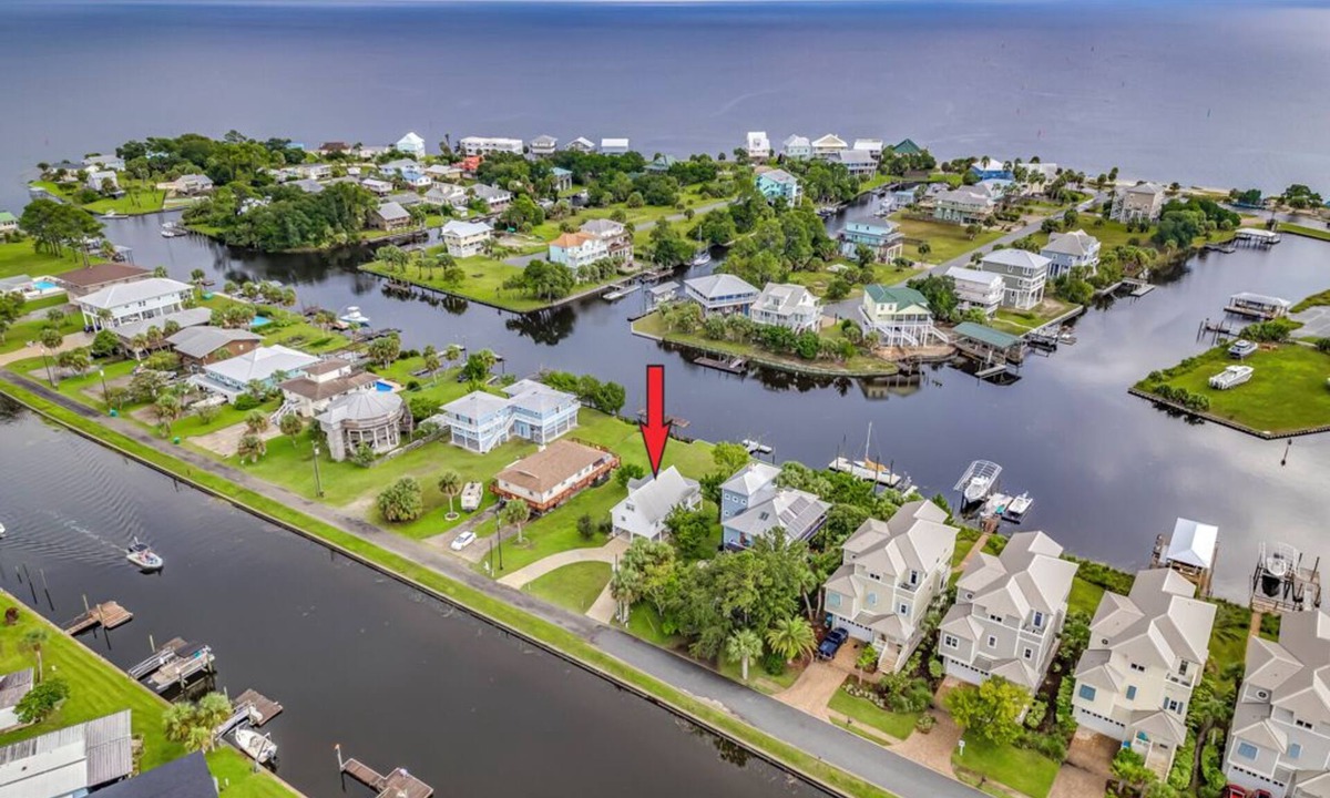 Crawfordville House | Relax at Shell Point Beach! Bring your boat to park at the dock.
