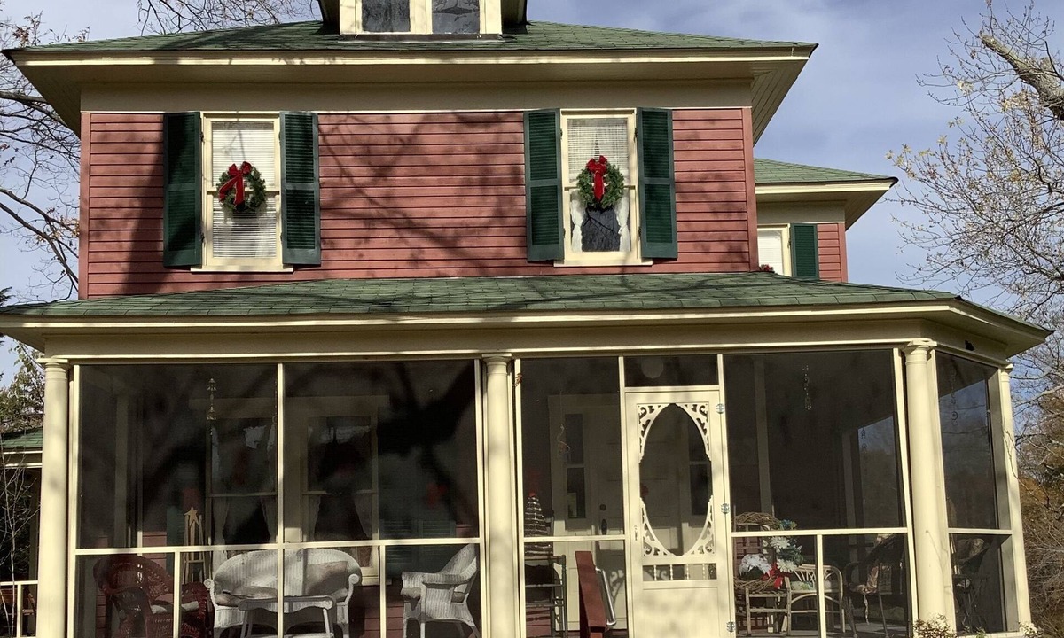 Barstow House | Relax & Unwind in a Historic 104-year-old farmhouse fully restored!