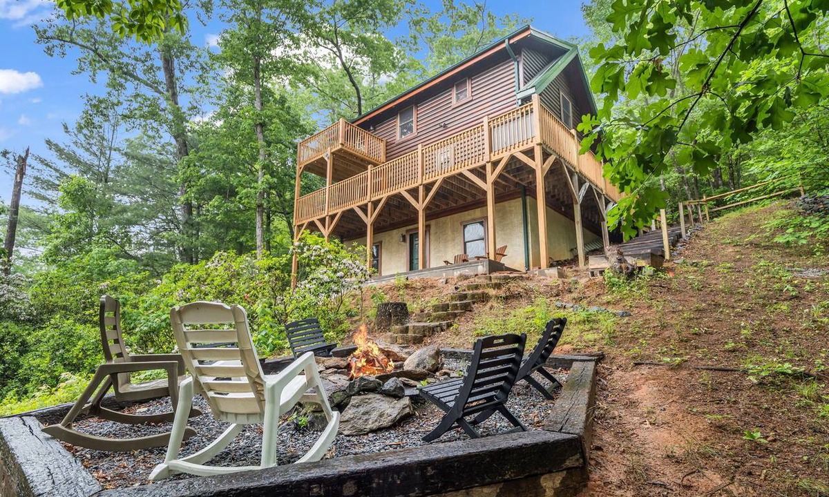 Lake Lure House | Relax with the whole family at this peaceful log home in the Riverbend Community