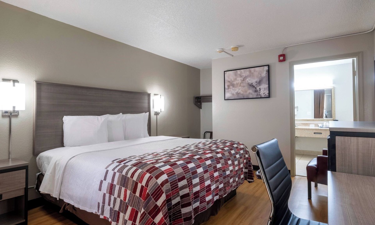 Charlottesville Hotel | Relaxing King Bed Room Perfect for Road-Trip Travelers Exploring Charlottesville