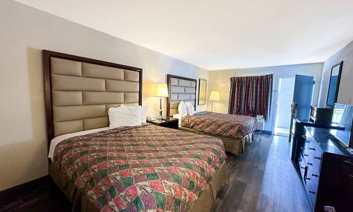 Ridgeway Hotel | Relaxing Room w/Free Parking + Convenient I-77 Location