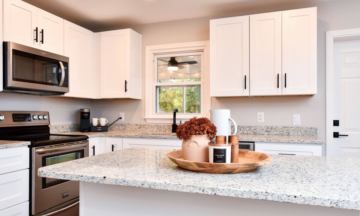 Taylors House | Relaxing White House, Cozy Back Porch, 15 minutes to Downtown