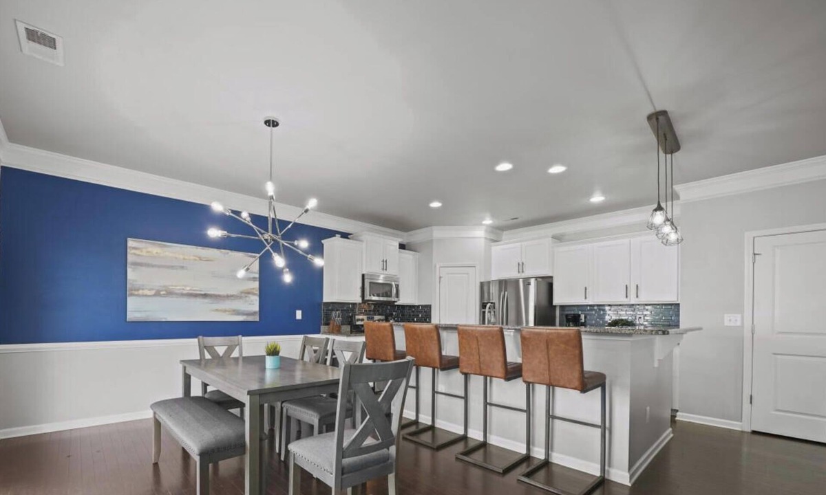 Charlotte House | Reluxme 4BR Retreat| Fence Yard Near UNCC & Uptown