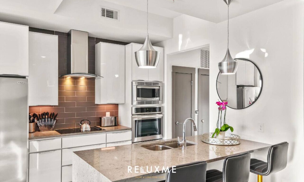 Second Ward Condo | Reluxme | City Center High-Rise King 2BR + Skyline