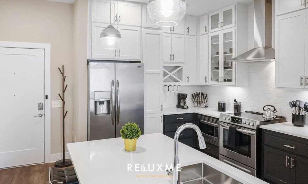 Fourth Ward Condo | Reluxme| Uptown 2BR Condo w/Skyline View & Sauna