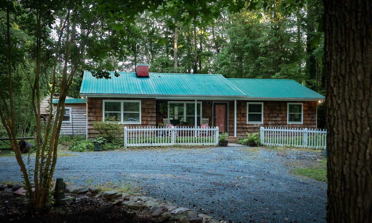 Allen Cottage | Remodel Cottage with Pond on Three Acres
