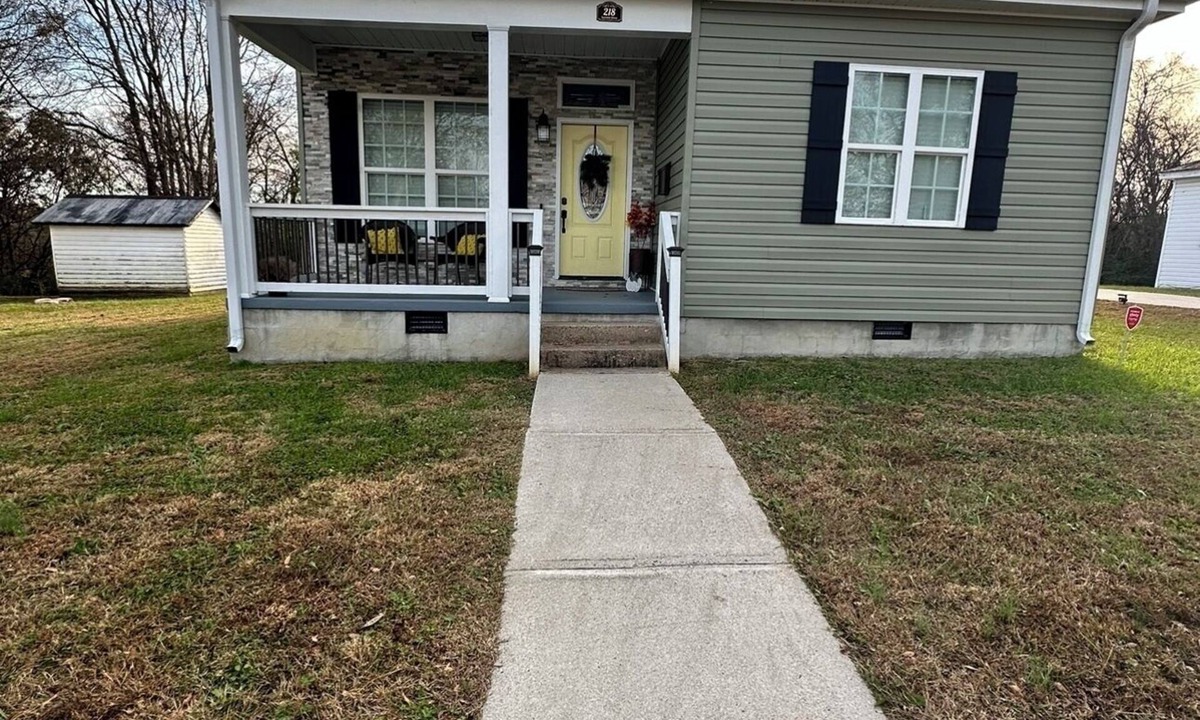 South Boston House | Remodeled historic cottage with 2master suites. 8 mile bike trail.