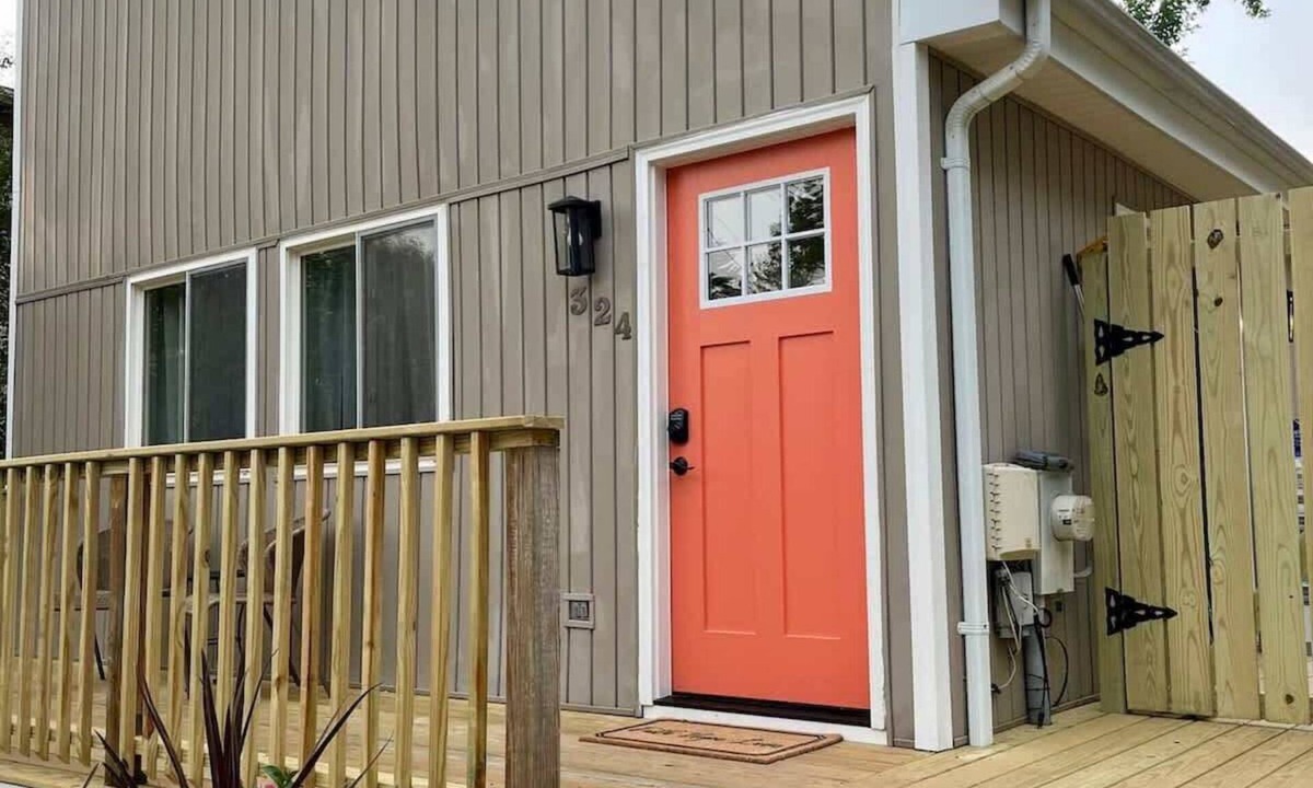 Edgewater House | Renovated Bungalow | Walk to Beach | Dog-Friendly