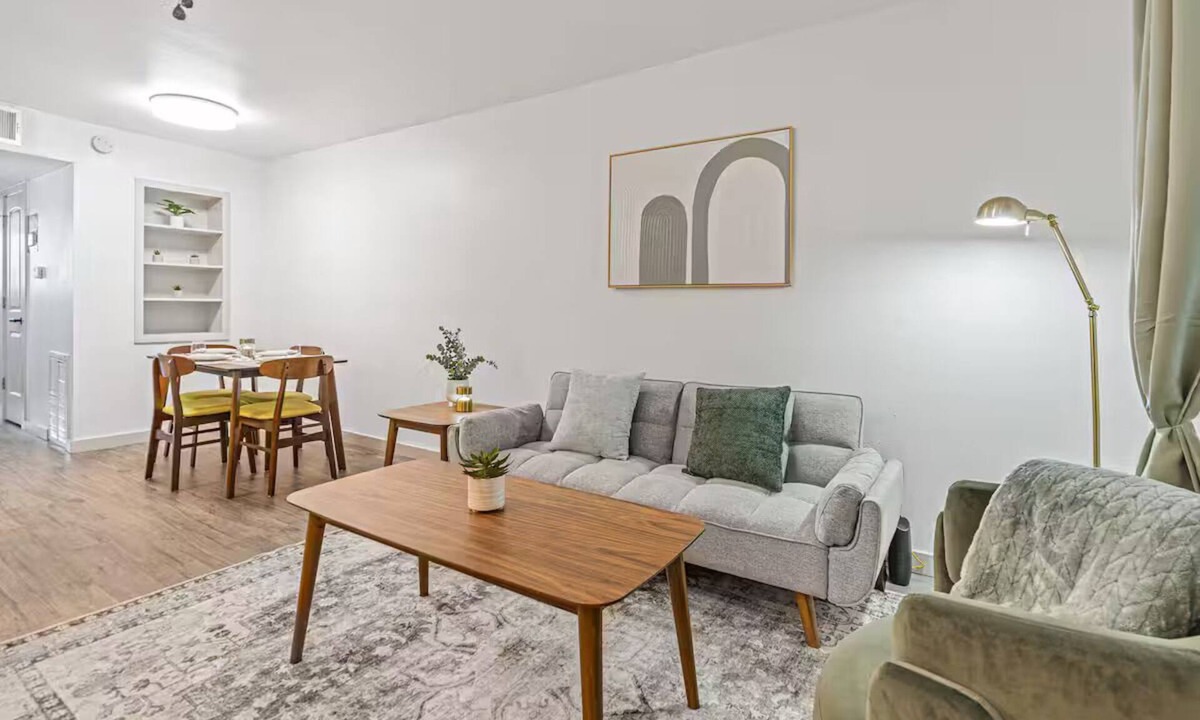 Clarksville Apartment | Renovated-Clean-Private-Austin Apartment-6th ST-UT