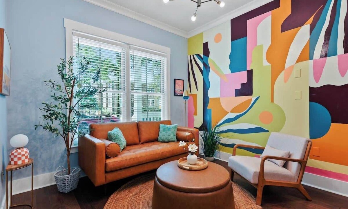 Dixon Park House | Renovated Dog Friendly Duplex Near Food & Fun! Fully Fenced Yard and Private Parking