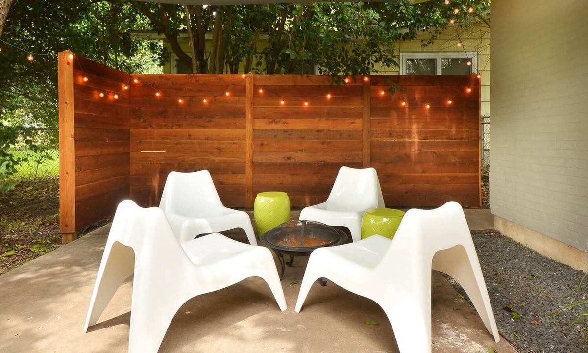Windsor Park House | Renovated Mid Century Modern Home, 10 Mins to DT, Family/Pet Friendly, Fast WiFi