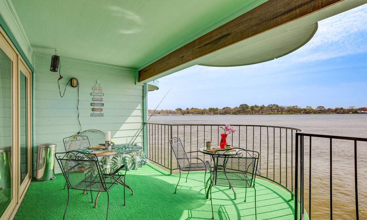 Seven Coves Condo | Resort-Style Lake Conroe Retreat w/Balcony & View