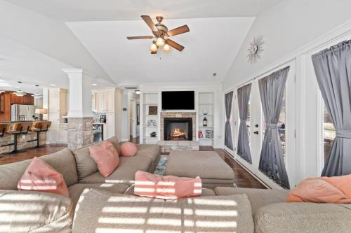 Biddleville House | Rest and Rally Retreat 5BR (7 beds) Skyline Views