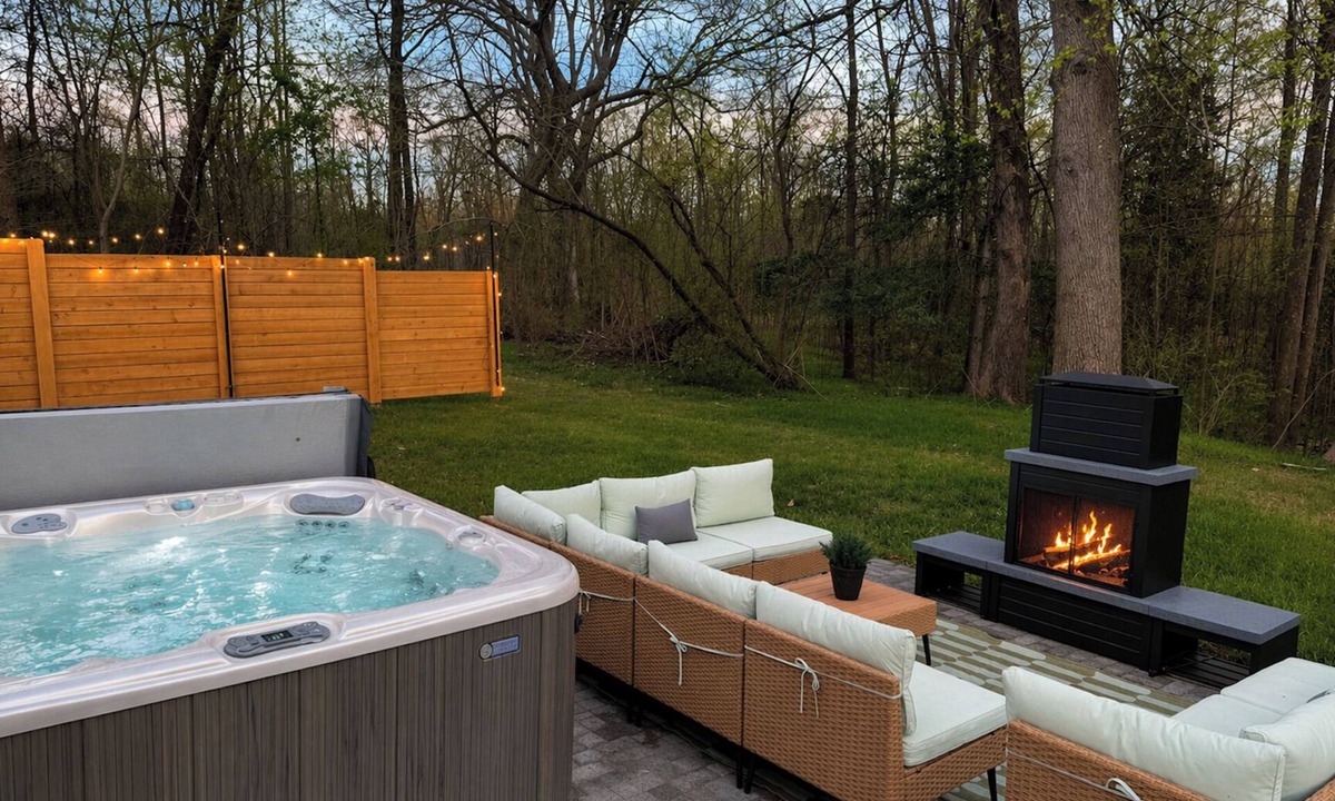 Tappahannock Apartment | Restored 1960s Motel, Luxe 3 Bedroom Suite, Woodland Retreat