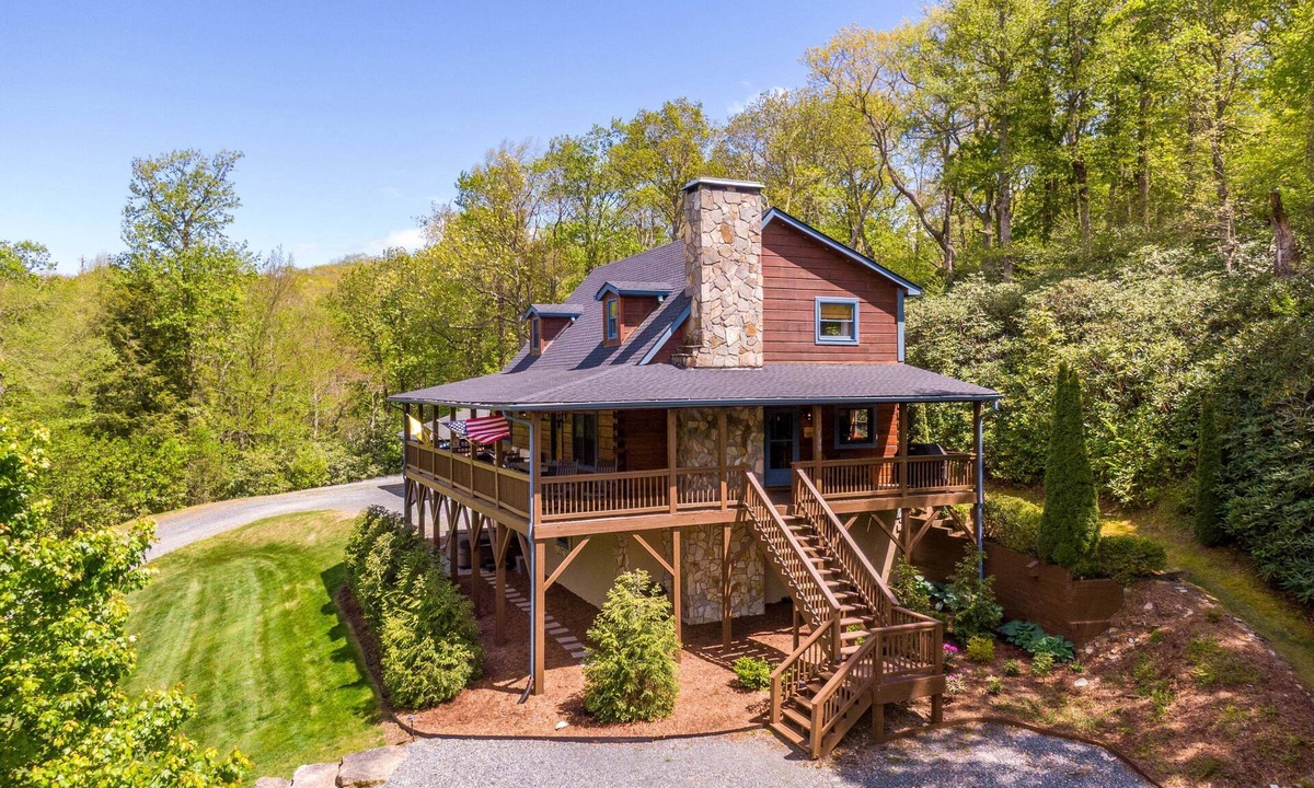 Blowing Rock House | Rhododendron Rendezvous | Pet Friendly Cabin near Blowing Rock | Fire pit | Hot Tub | Private!