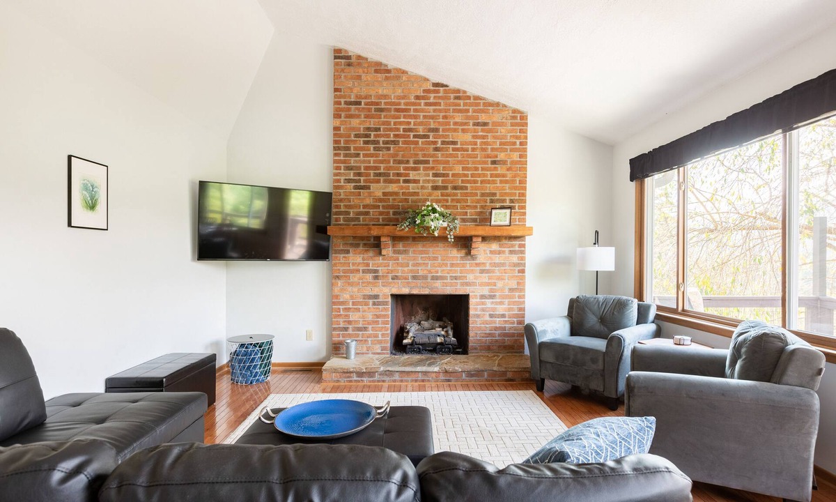 Burnsville Cottage | Ridgetop Retreat near Asheville, Hot Tub & Views!