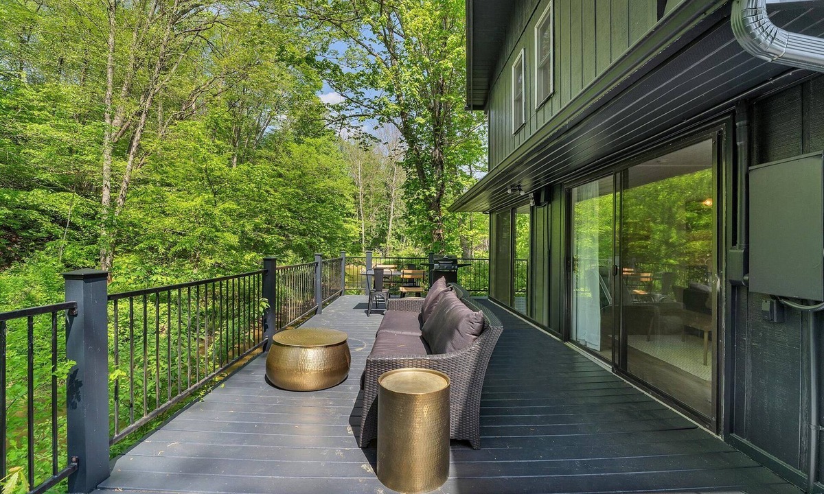 Newland Ski Chalet | Ripple Effects * Waterfront deck * Pillow Fort * No Cleaning Fee