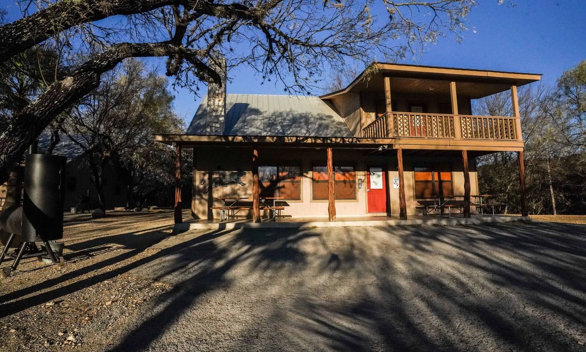 Sabinal Cabin | River Front cabin with access to shared pool!
