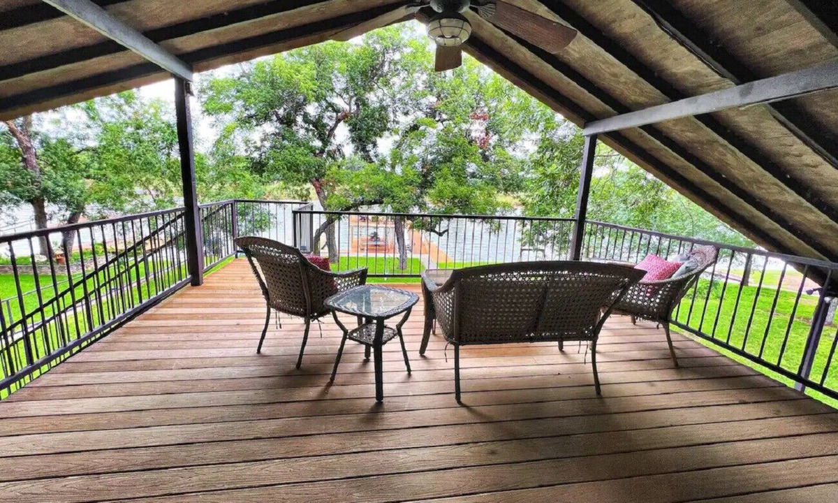 Dennis House | Riverfront 5 Bedroom House + Spa