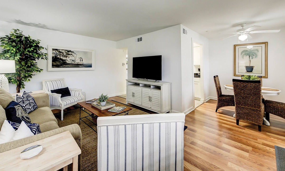 Hanahan Condo | Riverside condo with pool, kayak launch, dock, AC, & W/D - dog-friendly