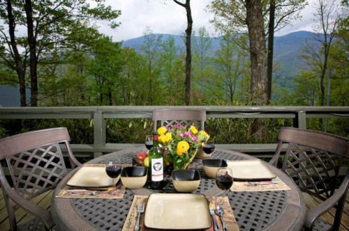 Burnsville Ski Chalet | Roaring Fork Chalet