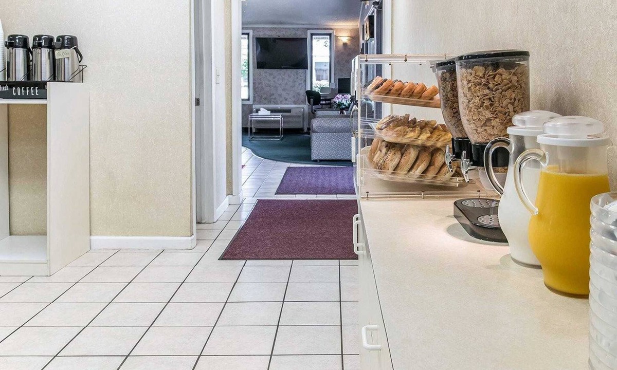 Madison Heights Hotel | Rodeway Inn Madison Heights - Detroit