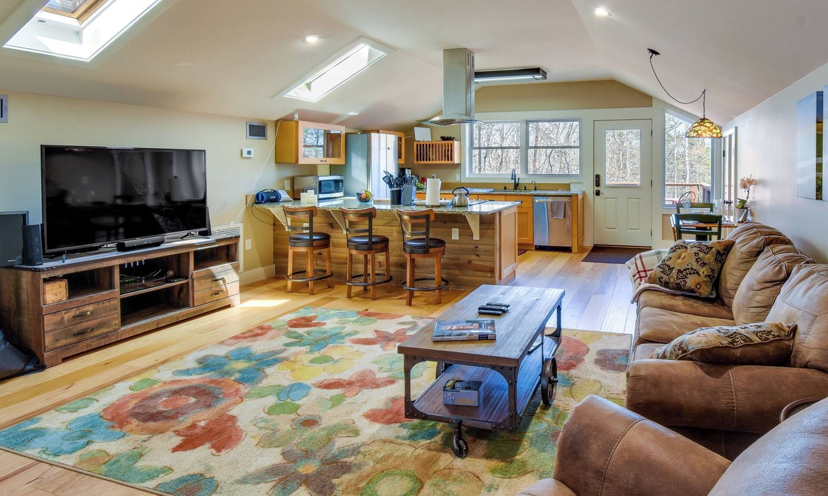 Central Apartment | Romantic, Cozy Loft w/Yard, 5 Miles to Clemson