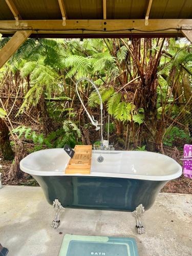 Ohia Estates House | Romantic Retreat, Relax at Hot-tub, Indoor & Outdoor shower, firepit, 5 min to Hawaii Volcano park
