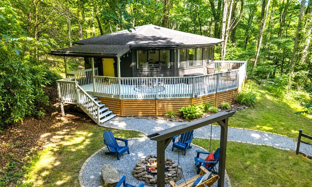 Banner Elk House | Round Cabin with Firepit near Boone/Blowing Rock/Banner Elk/Ski Slopes/App State