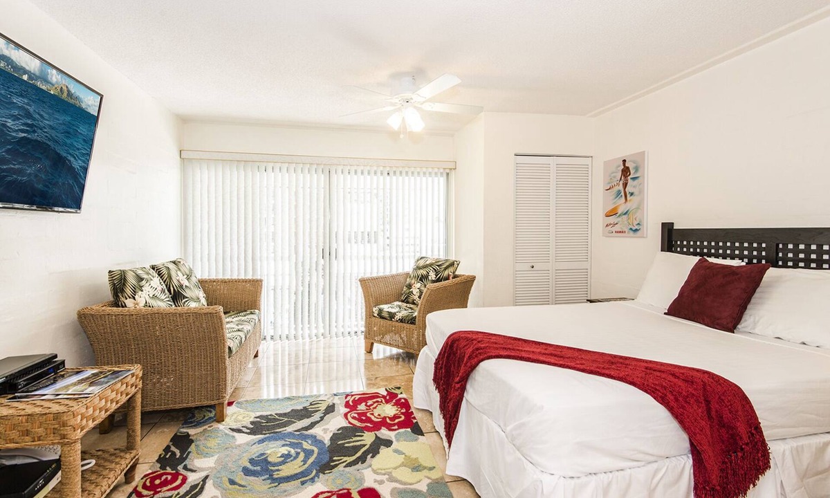 Waikiki Condo | Royal Moana Condo Steps to Waikiki Beach w/Kitchen & Near Shops-Restaurants