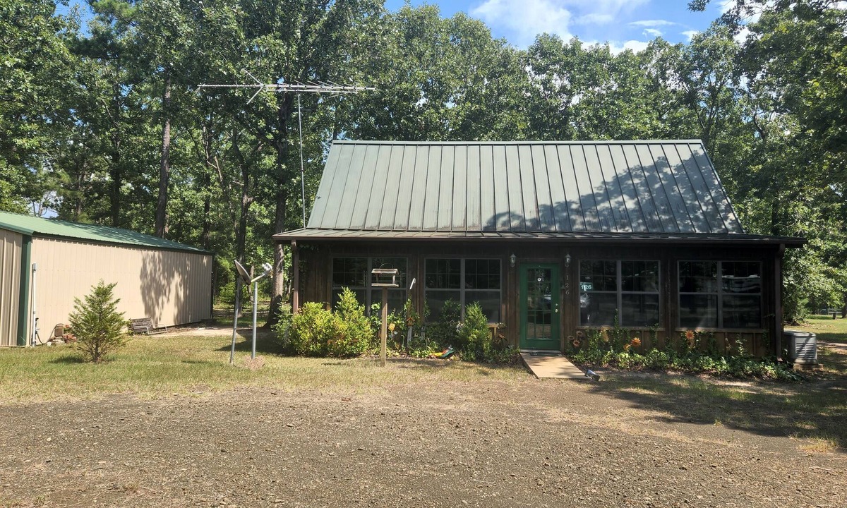 Broaddus Cabin | Rustic cabin Broaddus, Tx. 1m to Powell Park Marina Lake Sam Rayburn