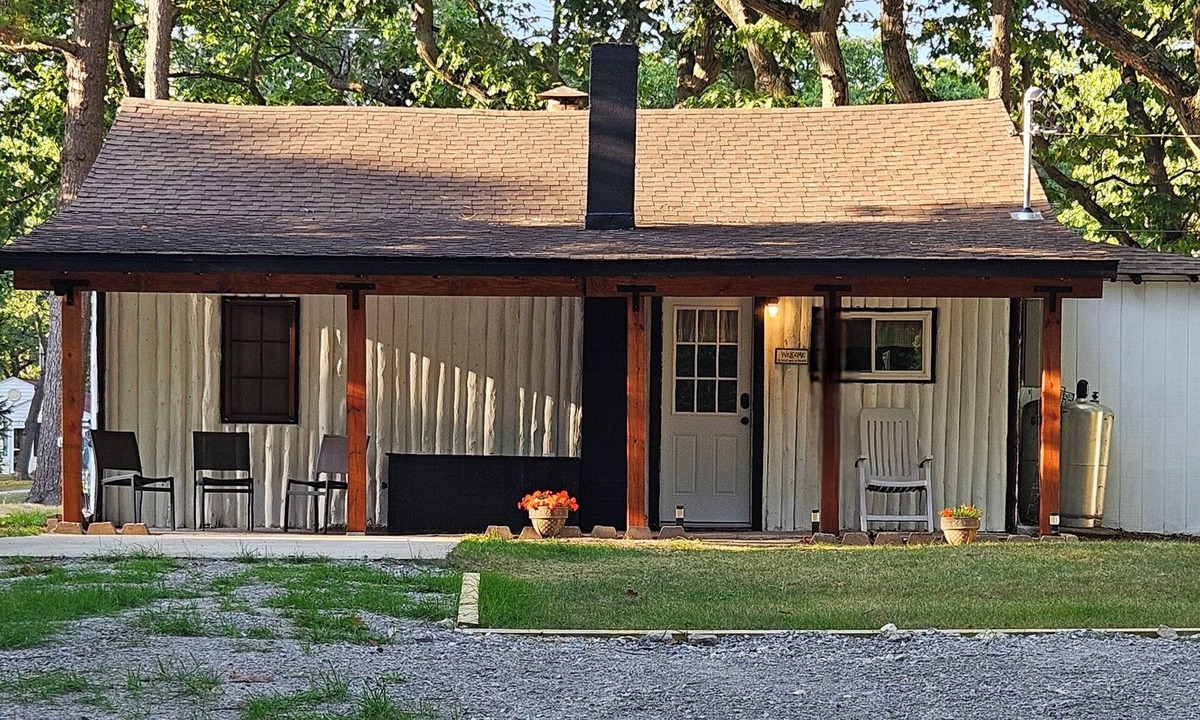 Au Gres Cabin | Rustic-Chic 2 bdr Pet Friendly Log Cabin, Steps to Lake Huron