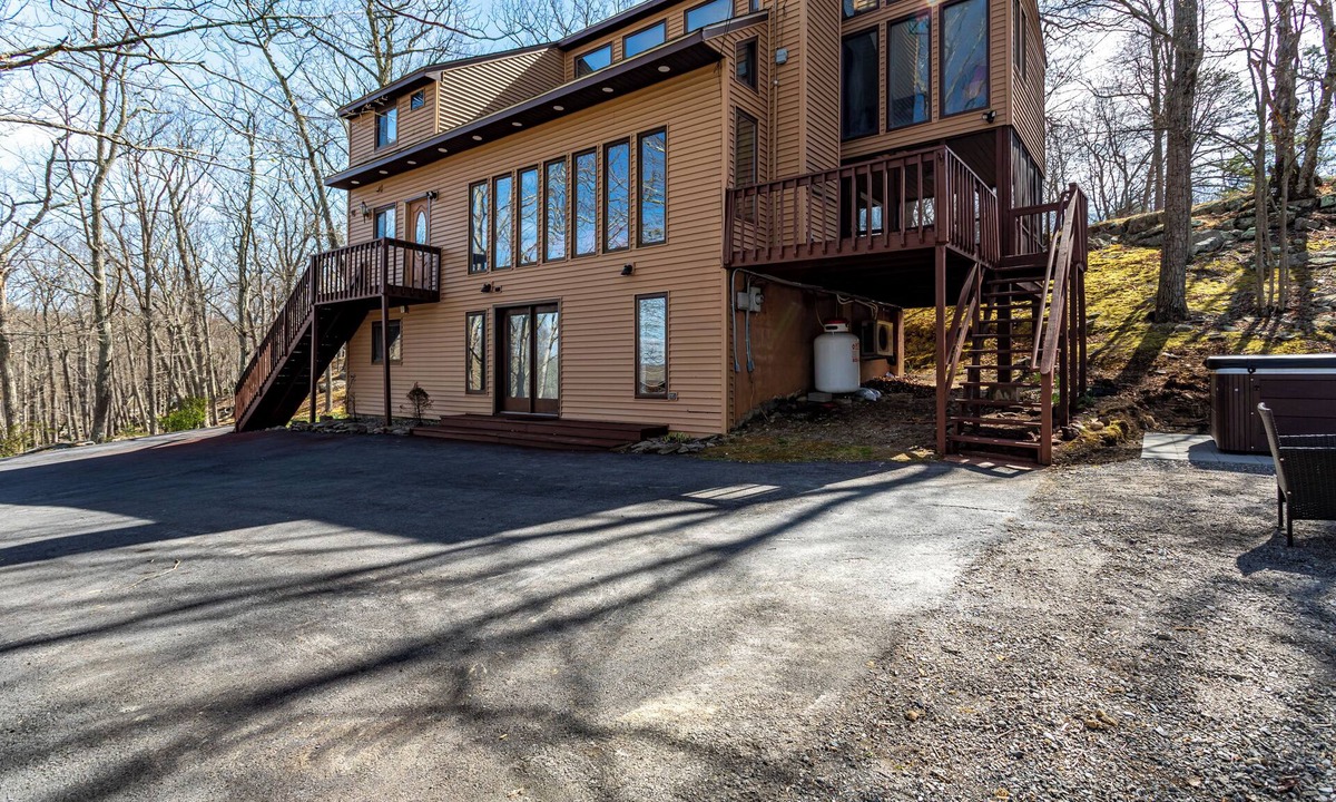 Bushkill Cabin | Rustic Ski Retreat! 2 min. walk to Ski Slopes, 6TVs, Linens, Wi-Fi, A/C, Firepit