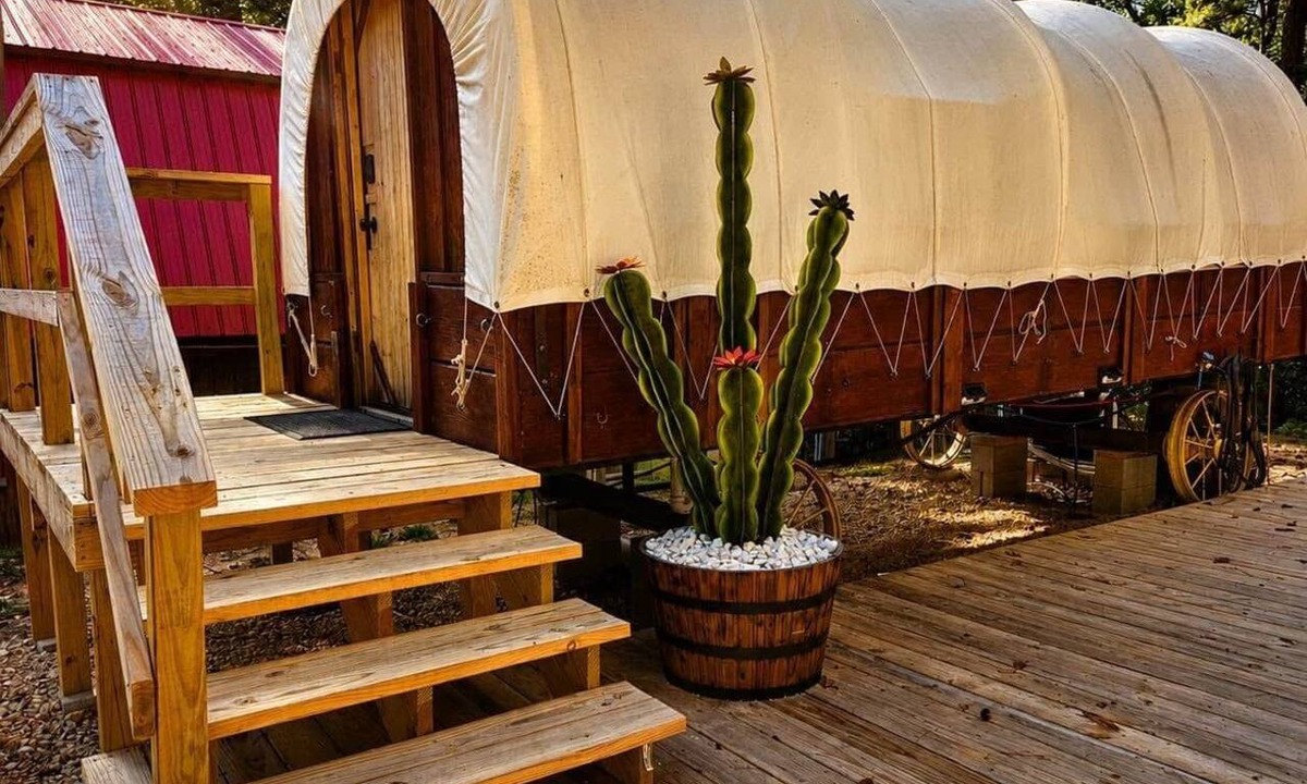 Avinger Cabin | Rustic Wagon Glamping Hot Tub