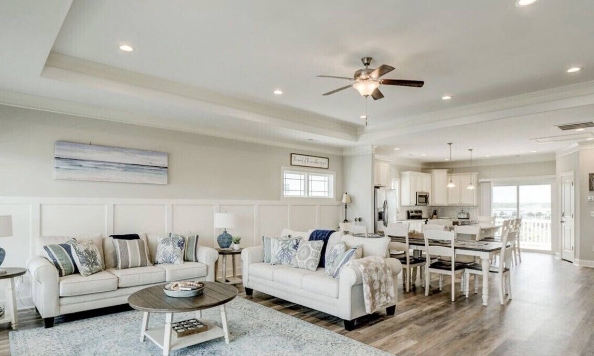 North Topsail Beach House | "Ry's and Shine” 6 BR, 4.5 baths, Hot Tub, Elevator & Community Pool-Non Smoking