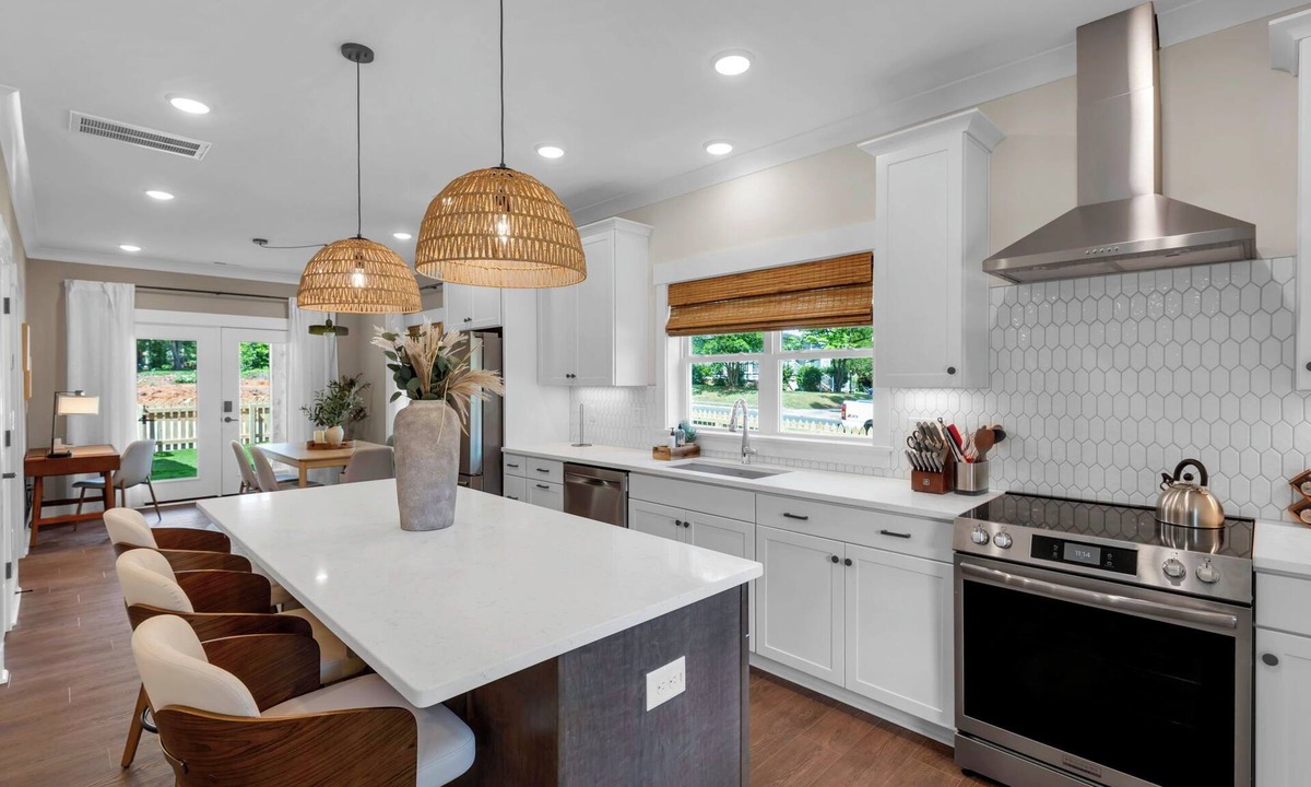 Sanford House | Sanford Executive Rental|Fenced Yard|Fast Wifi