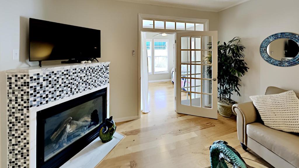 Vaught House | Savannah Shore 5 Walking distance to the beach!!