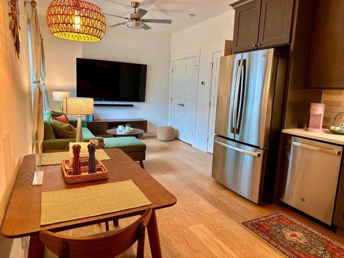 Dixon Park Apartment | Savannah Victorian District With Game Room