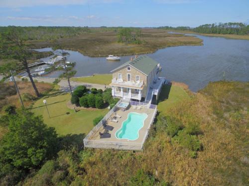 Powells Point House | Sawyers Lodge - Historic Soundfront Home, Pool, Hot Tub, Boat Launch, Kayaks, Pets OK, Flex Stays