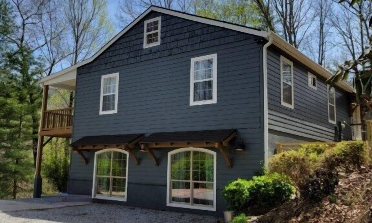 Hendersonville Cabin | Scenic 5BR Mountain Home with Games Room & Pet-Friendly