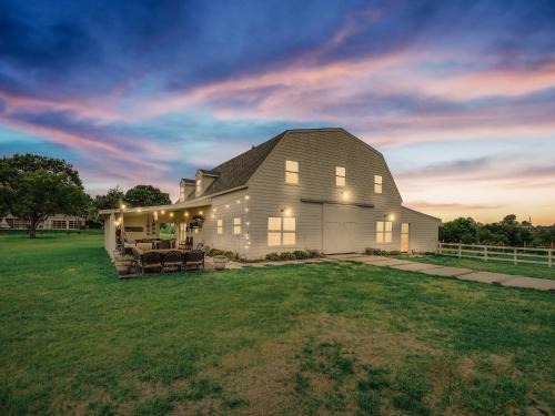 Garland House | Scenic Barndominium Hot tub & Separate Suite