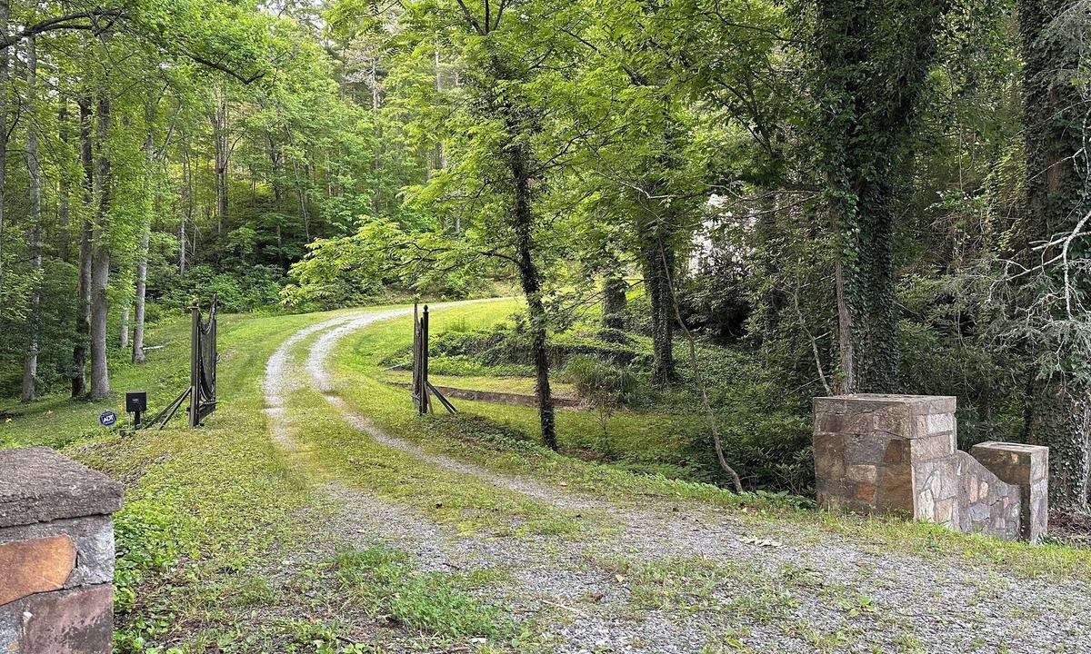 Rosman Cottage | Schalk's Big Woods Cottage